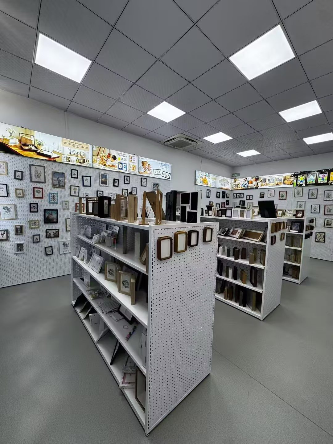 子成工艺品相框样品展厅